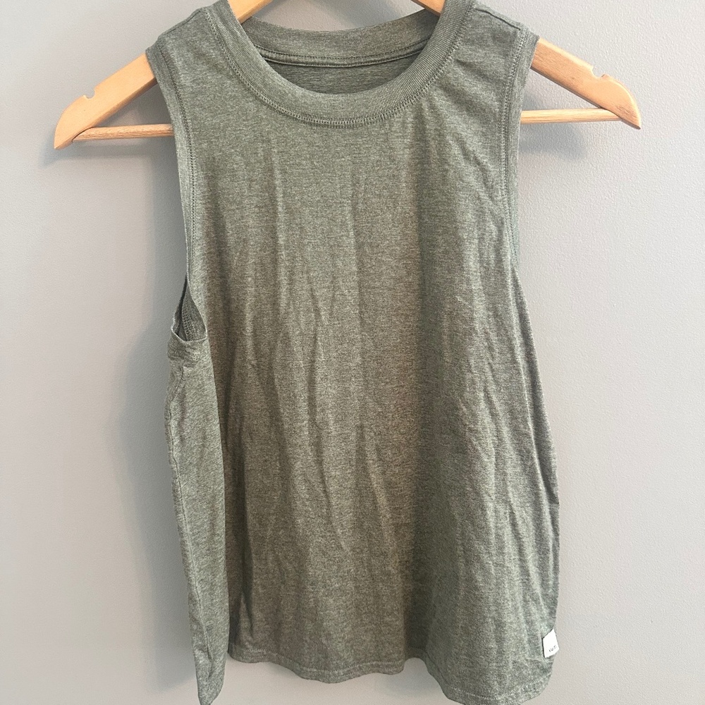 Vuori Heather green crop tank